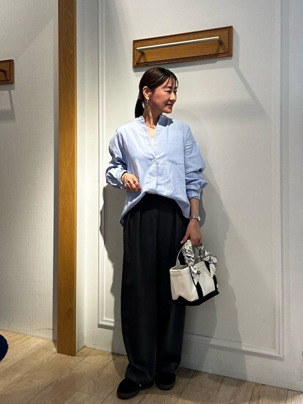 ブルー系のシャツ/ブラウス、グレー系のその他パンツ、ホワイト系のタンクトップを着用したレディースの春コーディネートの4枚目の写真