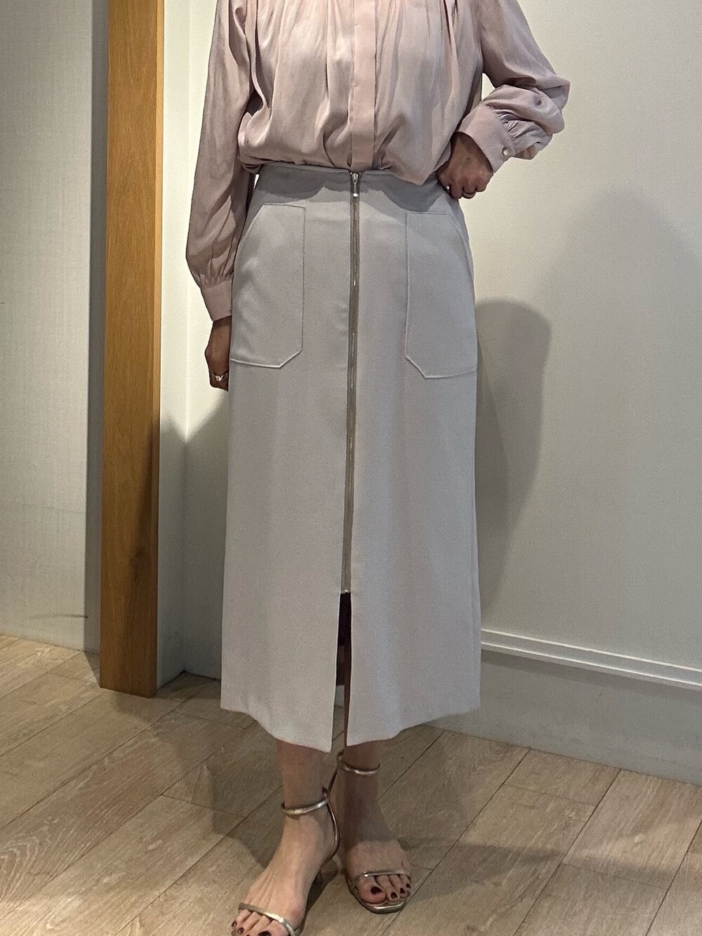 ピンク系のシャツ/ブラウス、ベージュ系のスカートを着用したレディースの春コーディネートの9枚目の写真