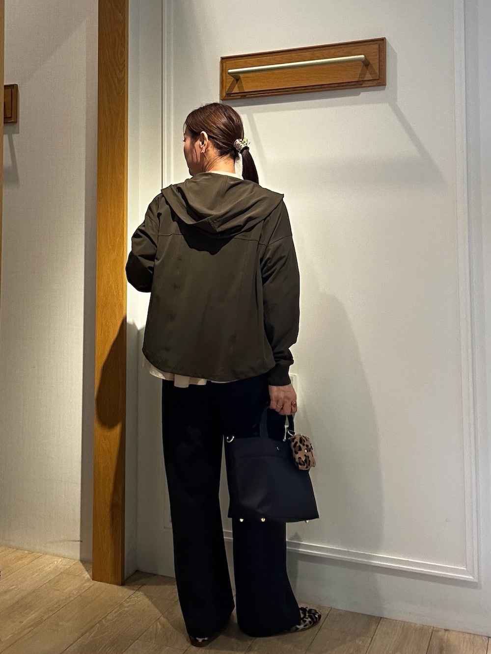 ベージュ系のシャツ/ブラウス、グリーン系のブルゾン、ブラック系のトートバッグを着用したレディースの秋コーディネートの9枚目の写真