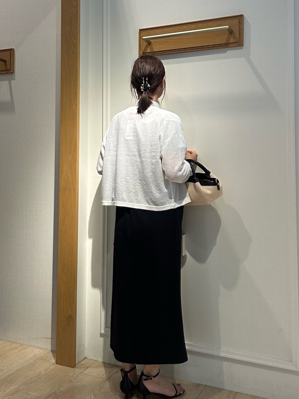 「半袖シャツ、お出かけコーデ、シンプルコーデ、夏コーデ、大人ファッション、キレイめコーデ、シンプルスタイル、スカートコーデ、低身長女子、おでかけコーデ、低身長コーデ、150cm台コーデ、きちんとスタイル、きちんとコーデ、カーディガンコーデ」|「NOLLEY’Sの【LORISTELLA/ロリステッラ】雑材コンビミニバッグmade in italy(バックパック/リュック、ブラック系)」を使った、daimonさん(レディース・154cm)の夏コーディネートの3枚目の写真