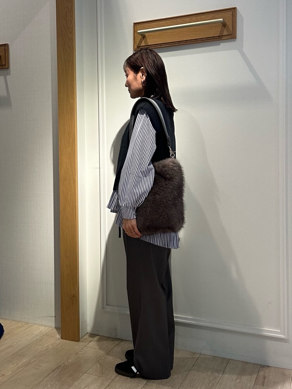 ブラック系のブルゾン、グレー系のその他パンツ、ブラック系のニット/セーターを着用したレディースの秋コーディネートの4枚目の写真