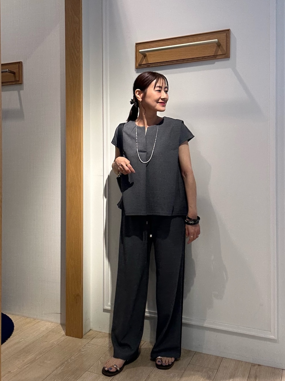 「セットアップ、夏ルックで気分アップ、休日スタイル、オトナ女子、シンプルスタイル、夏服コーデ、大人ファッション、夏ファッション、パンツスタイル、今日のコーデ、着回しコーデ、150cm台コーデ、154cm、セットアップスタイル、低身長」｜「MICO COULIERの《セット商品》カットジョーゼット杢　ブラウス＋パンツ（セットアップ）（シャツ/ブラウス、グレー系）」を使った、daimonさん（レディース・154cm）の夏コーディネートの6枚目の写真
