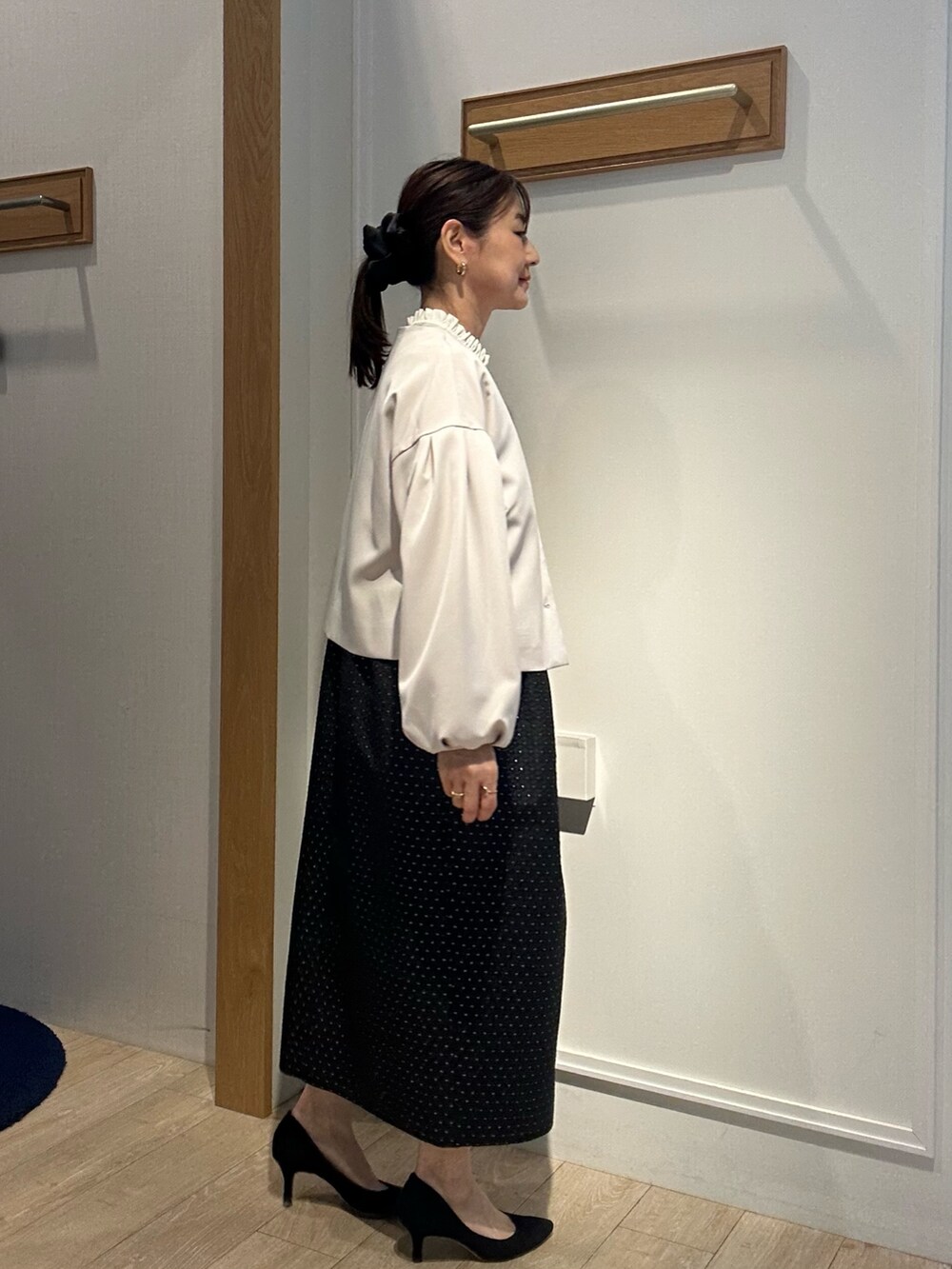 「春、大人女子、オフィススタイル、フェミニンコーデ、お仕事コーデ、キレイめ、入学式、入学式コーデ、入学式・卒業式、ワンピースコーデ、卒業式、卒業式コーデ、卒業式ママコーデ、入園式、入園式コーデ」｜「MICO COULIERの《オケージョン対応》ジョーゼットプリーツブラウス（シャツ/ブラウス、ホワイト系）」を使った、daimonさん（骨格ナチュラル・レディース・154cm）の春コーディネートの2枚目の写真