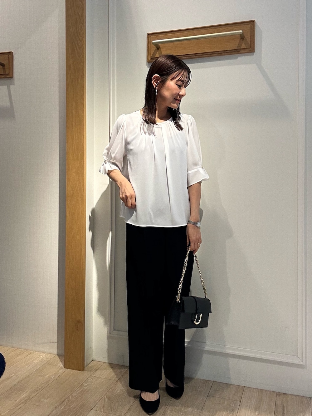 「春めき満開コーデ、春服、おでかけコーデ、ワントーンコーデ、ブラック、低身長コーデ、ショルダーバッグ、テーラードジャケット、ノーカラージャケット、スーツ、スーツスタイル、スーツコーデ、お仕事、お仕事コーデ、お仕事スタイル」｜「MICO COULIERのパオパオシフォンブラウス（シャツ/ブラウス、ホワイト系）」を使った、daimonさん（骨格ナチュラル・レディース・154cm）の春コーディネートの2枚目の写真