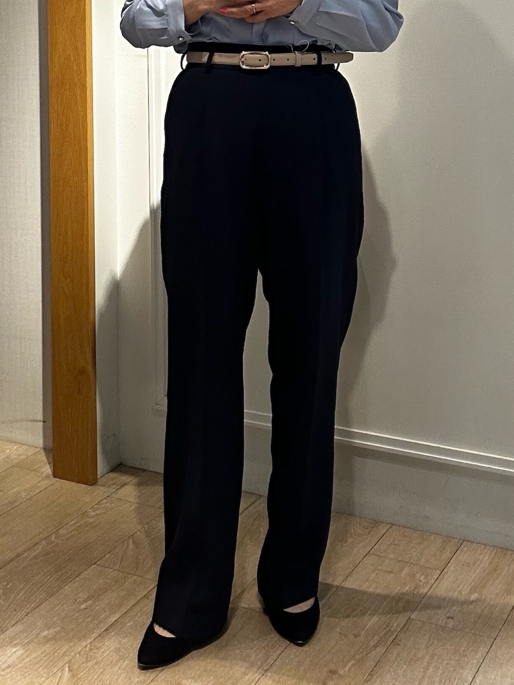 ブルー系のシャツ/ブラウス、ブルー系のその他パンツ、ブルー系のダウンジャケット/コートを着用したレディースの冬コーディネートの8枚目の写真