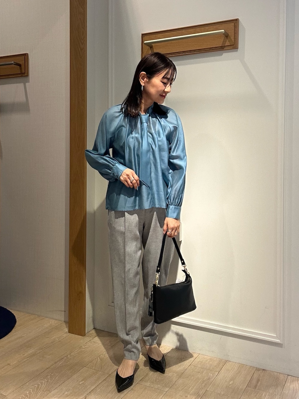 「ジャケット、春コーデ、パンツコーデ、お出かけコーデ、ブルー、スーツスタイル、スーツコーデ、セットアップ、セットアップスタイル、ブラウスコーデ、低身長コーデ、低身長、低身長女子、40代ファッション、40代」｜「MICO COULIERの《セットアップ対応》ライトシャンブレーパンツ（その他パンツ、グレー系）」を使った、daimonさん（骨格ナチュラル・レディース・154cm）の春コーディネートの9枚目の写真
