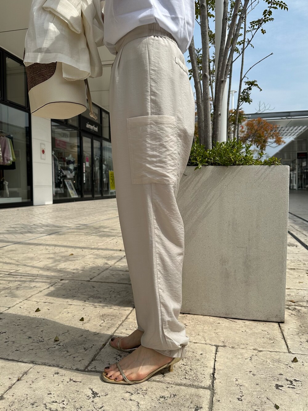 ホワイト系のTシャツ/カットソー、ホワイト系のテーラードジャケット、ブルー系のその他パンツを着用したレディースの春コーディネートの9枚目の写真