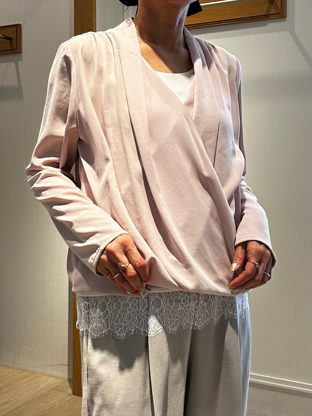 ホワイト系のTシャツ/カットソー、ベージュ系のその他パンツ、ベージュ系のノーカラージャケットを着用したレディースの春コーディネートの5枚目の写真