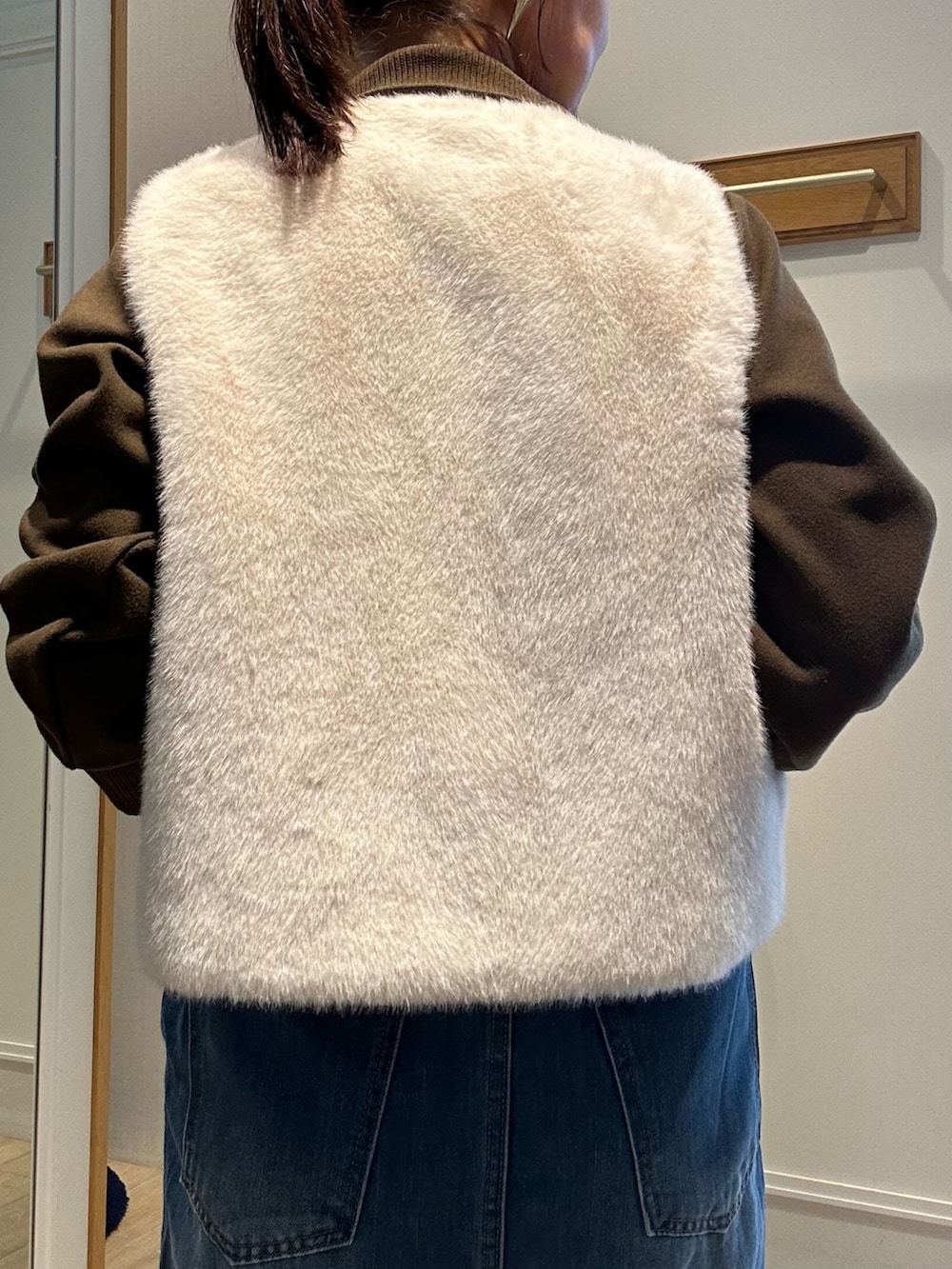 ホワイト系のブルゾン、ブラウン系のTシャツ/カットソー、ブラック系のトートバッグを着用したレディースの秋コーディネートの8枚目の写真