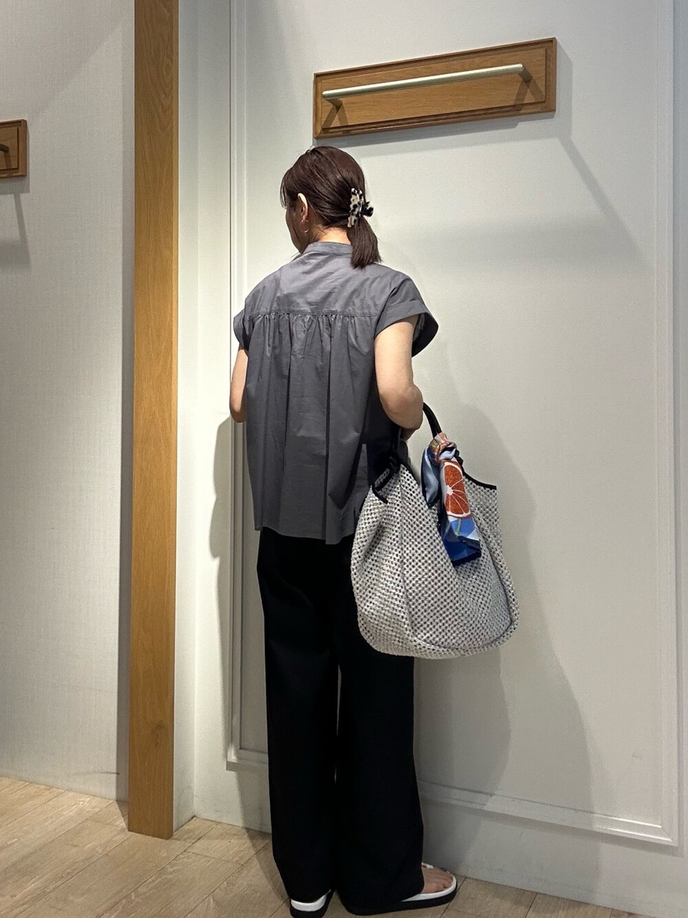 「夏ルックで気分アップ、休日スタイル、シンプルコーデ、きれいめカジュアル、夏コーデ、お出かけコーデ、シンプルスタイル、今日のコーデ、パンツスタイル、150cm台コーデ、低身長コーデ、大人かわいい、グレーブラウス、パンツコーデ、ラメタンクトップ」｜「MICO COULIERの60ボイルローンレースブラウス（シャツ/ブラウス、グレー系）」を使った、daimonさん（レディース・154cm）の夏コーディネートの5枚目の写真