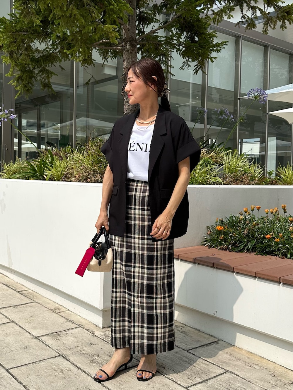 ブラック系のテーラードジャケット、ホワイト系のTシャツ/カットソー、ブラック系のバックパック/リュックを着用したレディースの夏コーディネートの10枚目の写真