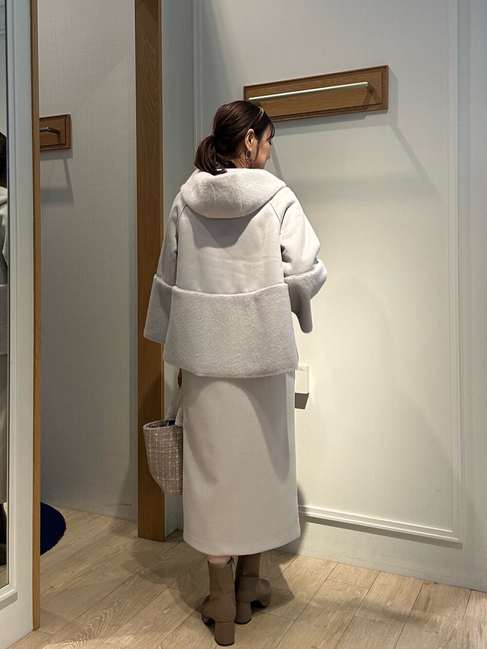 グレー系のブルゾンを着用したレディースの冬コーディネートの3枚目の写真