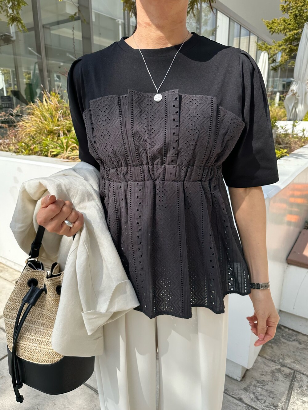 ホワイト系のその他パンツ、グレー系のTシャツ/カットソーを着用したレディースの春コーディネートの4枚目の写真