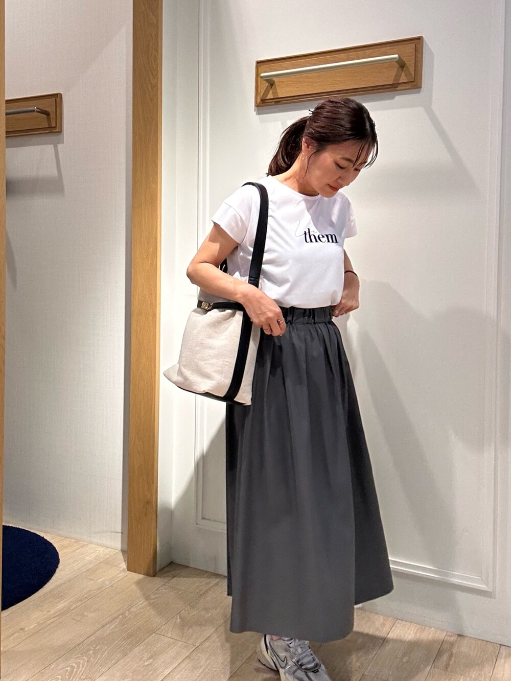 ホワイト系のスカート、ブルー系のブルゾン、ホワイト系のTシャツ/カットソーを着用したレディースの春コーディネートの9枚目の写真