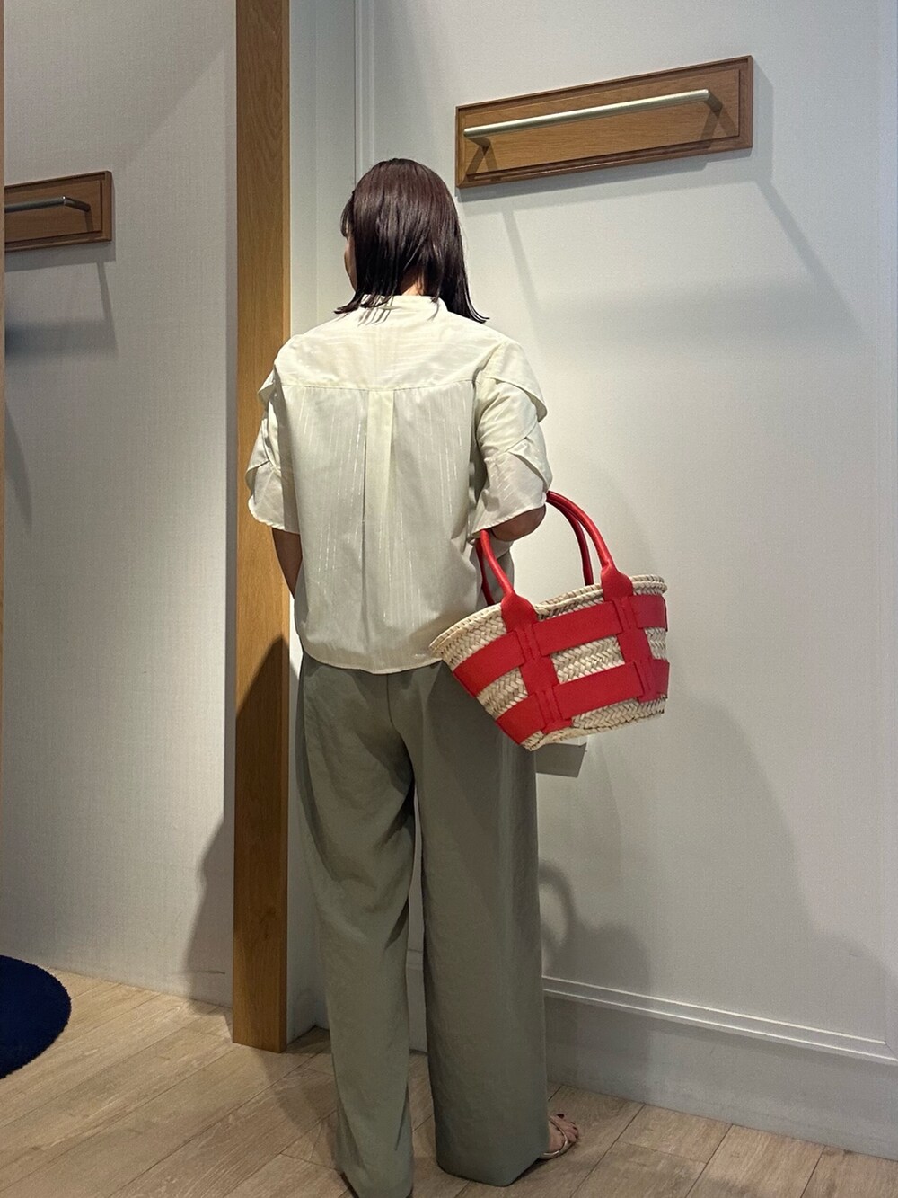 「柄シャツ、ワイドパンツ、サンダル、シャツスタイル、シンプルコーデ、きれいめコーデ、楽チンコーデ、大人女子、低身長女子、大人ファッション、低身長コーデ、おしゃれさんと繋がりたい、オフィスカジュアル、大人コーデ、アラフォー」｜「NOLLEY’Sのアイテム（バッグ、レッド系）」を使った、daimonさん（レディース・154cm）の春コーディネートの2枚目の写真