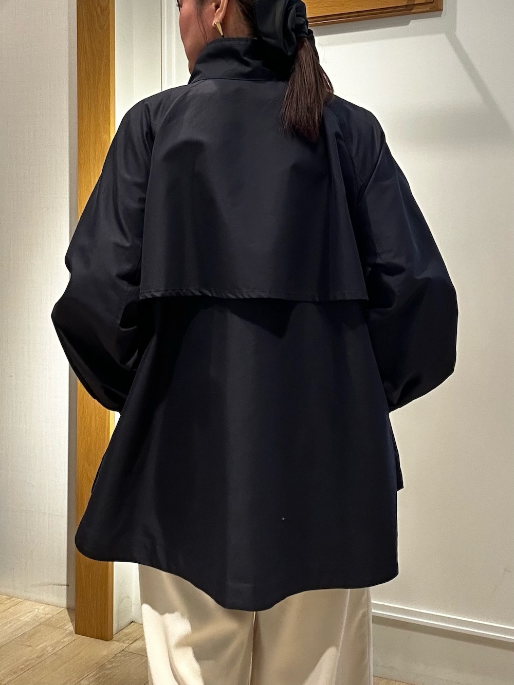 ブルー系のその他アウター、ブラウン系のトートバッグ、ブルー系のシャツ/ブラウスを着用したレディースの春コーディネートの8枚目の写真