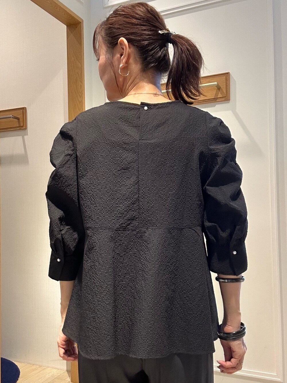 ブラック系のシャツ/ブラウス、ブラック系のその他パンツ、ブラック系のバックパック/リュックを着用したレディースの夏コーディネートの7枚目の写真