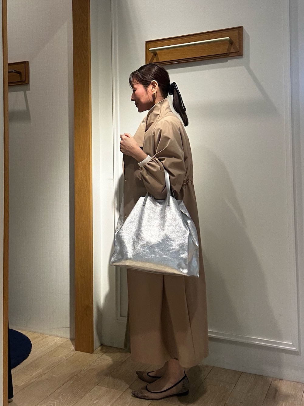 イエロー系のその他アウター、ホワイト系のカーディガン/ボレロ、ホワイト系のTシャツ/カットソーを着用したレディースの春コーディネートの9枚目の写真