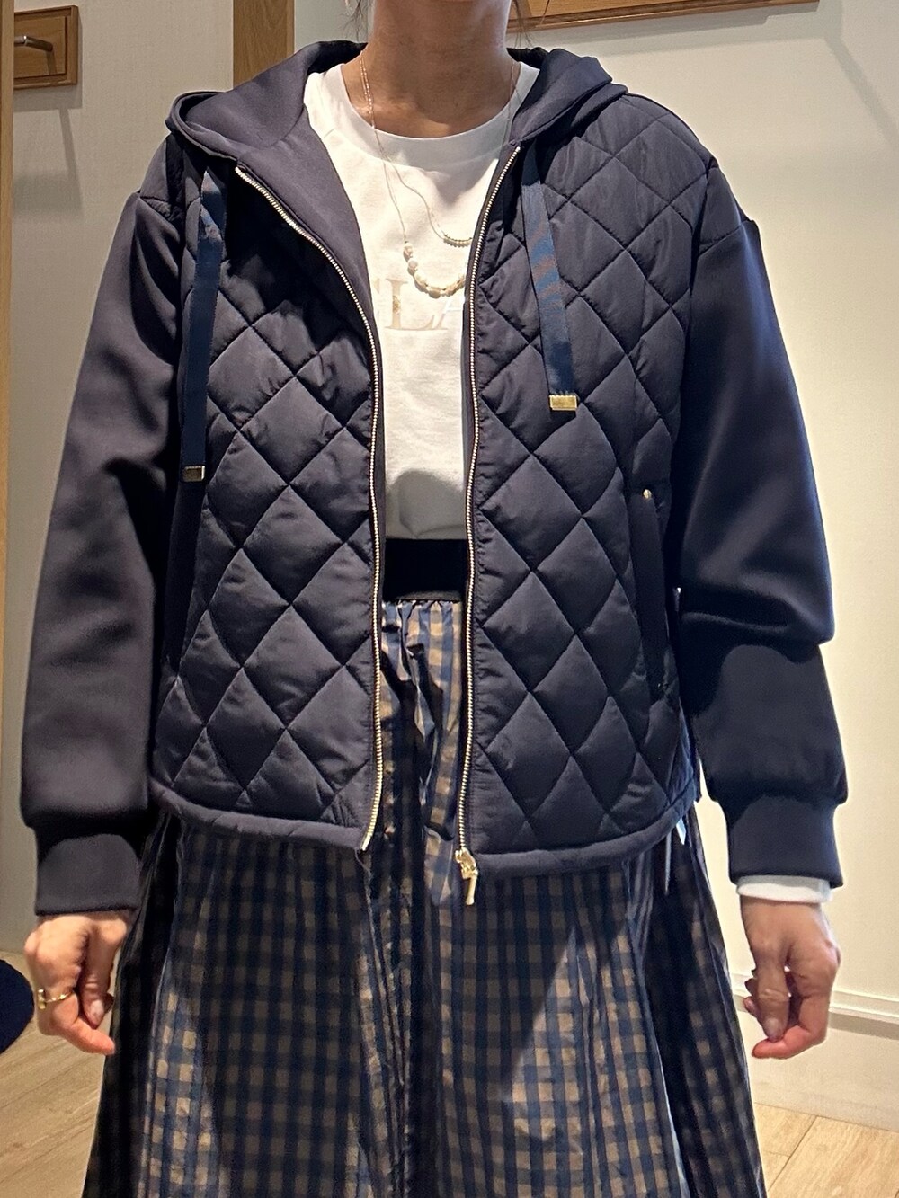 ホワイト系のTシャツ/カットソー、ブルー系のブルゾン、ブラウン系のスカートを着用したレディースの冬コーディネートの7枚目の写真