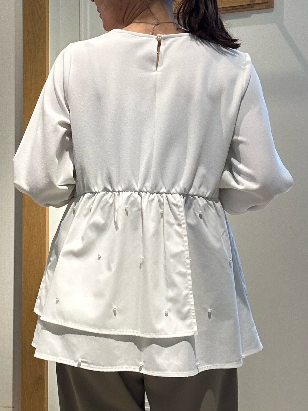 ホワイト系のシャツ/ブラウス、グリーン系のその他パンツ、ホワイト系のボストンバッグを着用したレディースの春コーディネートの6枚目の写真