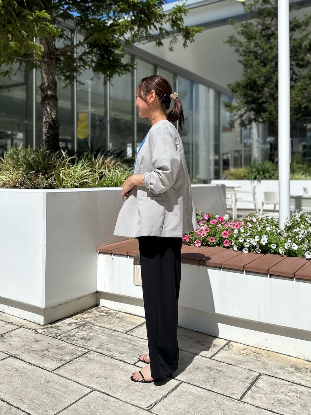 ベージュ系のダウンジャケット/コート、ブルー系のシャツ/ブラウス、ホワイト系のTシャツ/カットソーを着用したレディースの夏コーディネートの2枚目の写真