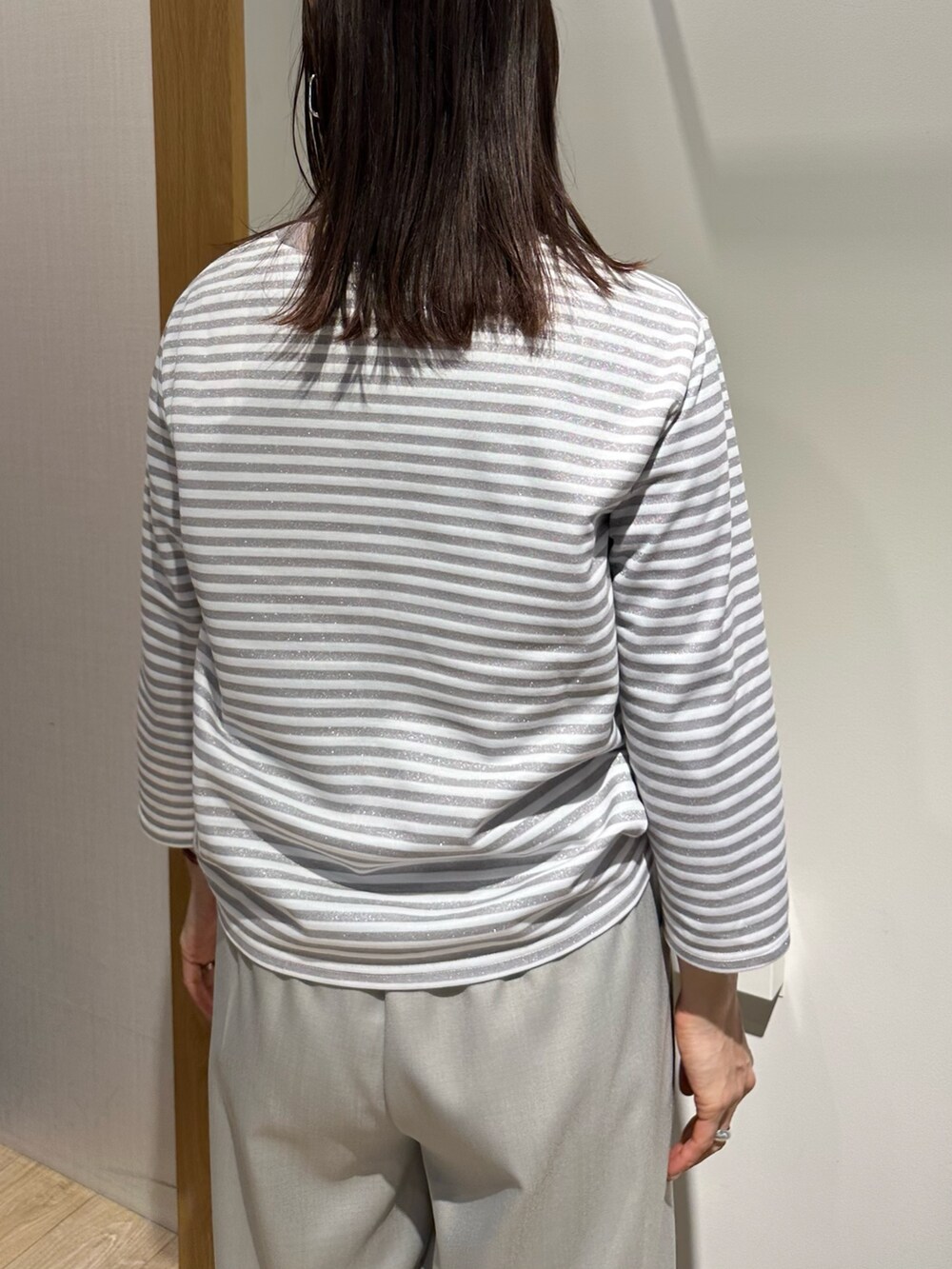 「春コーデ、春めき満開コーデ、春服コーデ、大人可愛い、大人コーデ、春、春服、低身長女子、お花見コーデ、カジュアルコーデ、150cm台コーデ、低身長コーデ、40代ファッション、ボーダートップス、ボーダーTシャツ」｜「MICO COULIERのラメボーダーロゴT（Tシャツ/カットソー、グレー系）」を使った、daimonさん（骨格ナチュラル・レディース・154cm）の春コーディネートの7枚目の写真