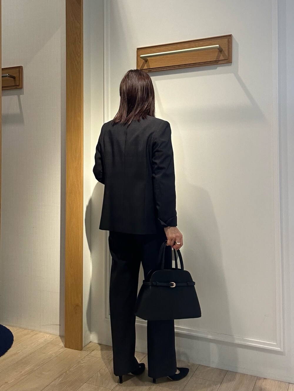 グレー系のノーカラージャケット、ホワイト系のシャツ/ブラウス、グレー系のその他パンツを着用したレディースの秋コーディネートの3枚目の写真