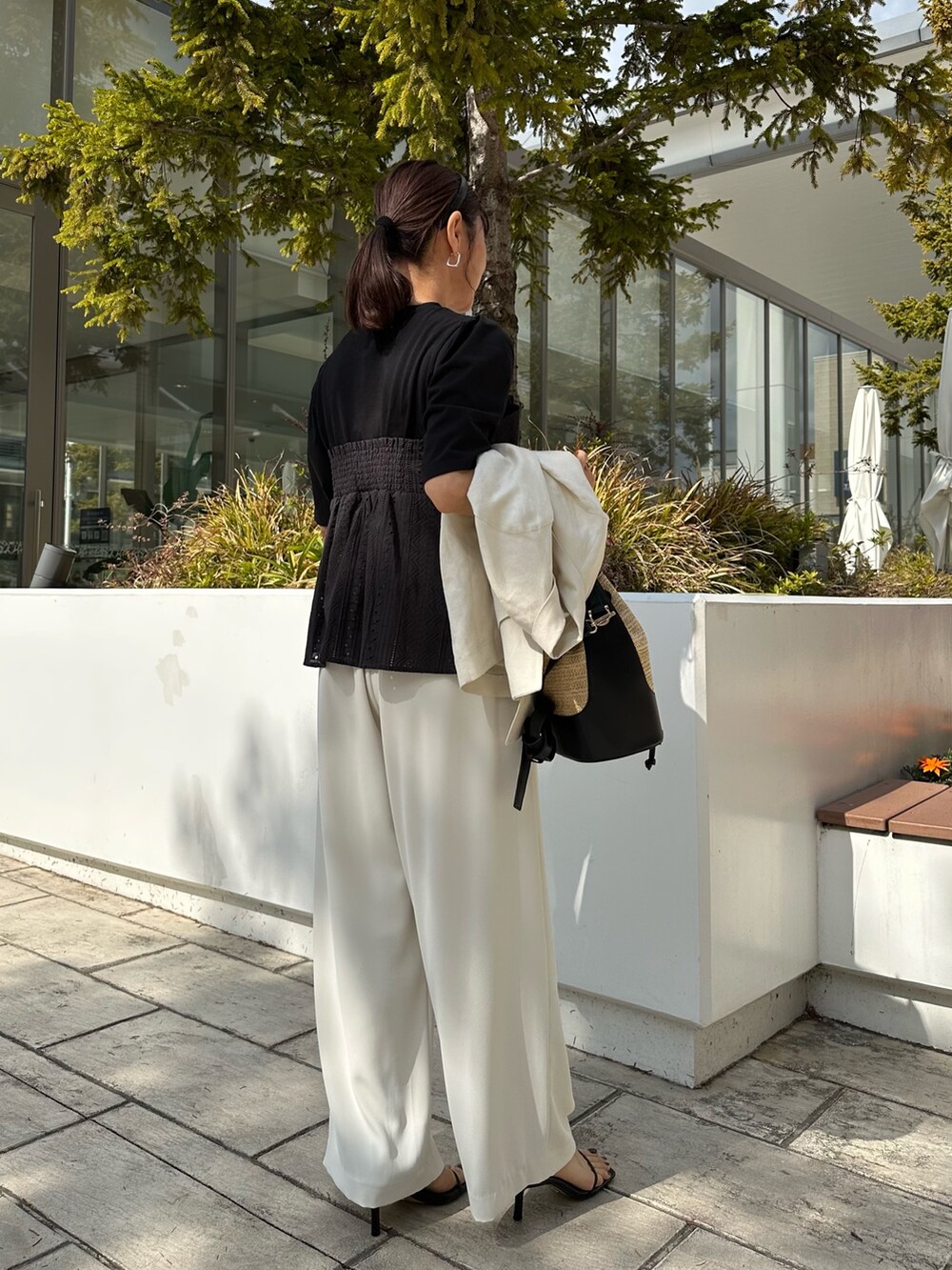 ホワイト系のその他パンツ、グレー系のTシャツ/カットソーを着用したレディースの春コーディネートの3枚目の写真