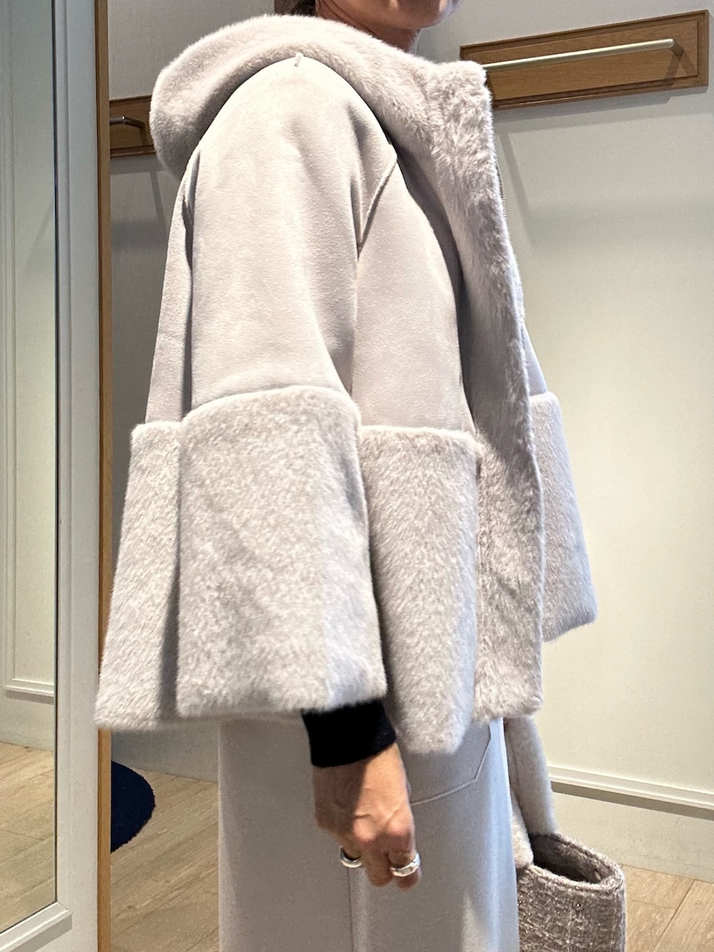 グレー系のブルゾンを着用したレディースの冬コーディネートの5枚目の写真