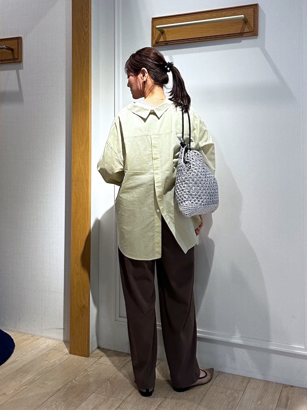 イエロー系のシャツ/ブラウス、グレー系のTシャツ/カットソー、ブラウン系のその他パンツを着用したレディースの春コーディネートの3枚目の写真