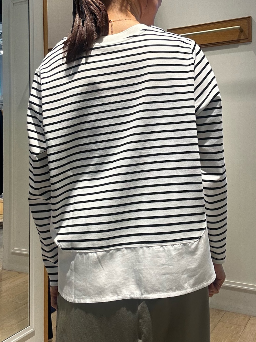 ホワイト系のTシャツ/カットソー、グリーン系のスカート、ホワイト系のカーディガン/ボレロを着用したレディースの春コーディネートの7枚目の写真