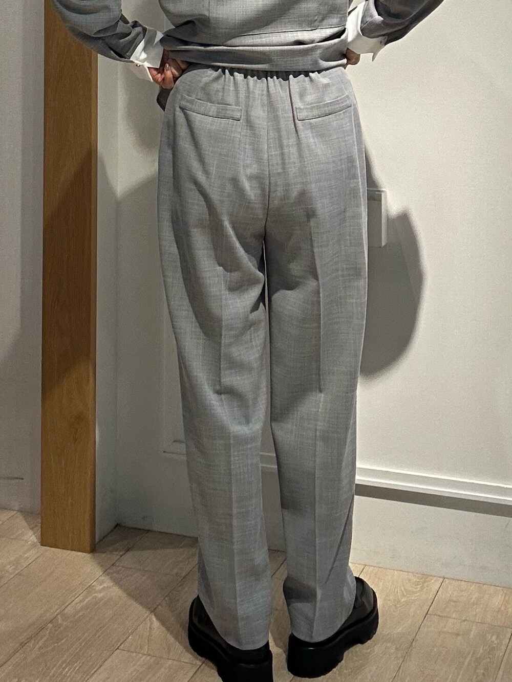 ブラック系のその他パンツ、ブラック系のシャツ/ブラウス、ブラック系のバッグを着用したレディースの冬コーディネートの10枚目の写真