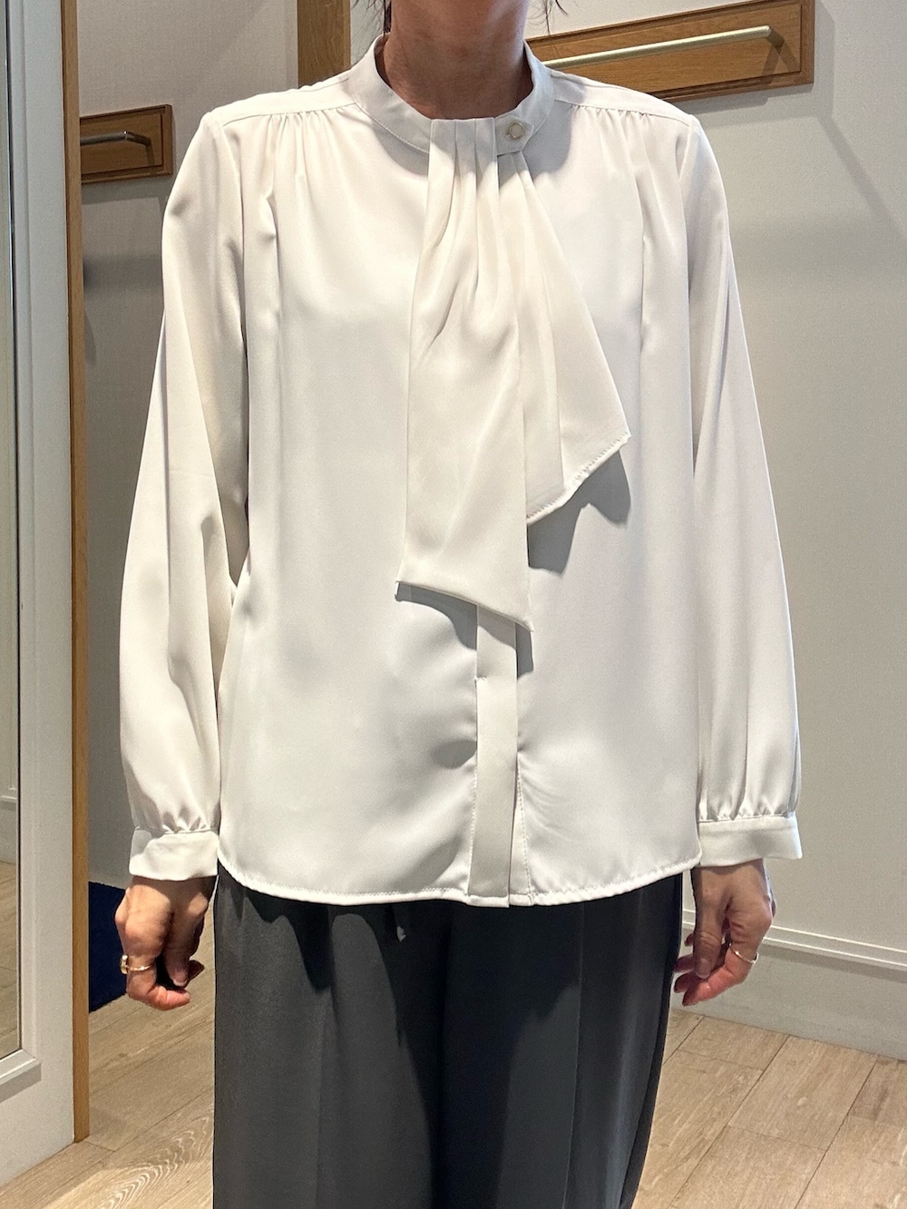 「春めき満開コーデ、春夏コーデ、150cm台コーデ、レディースファッション、お仕事コーデ、春コーデ、春服、40代ファッション、40代、低身長コーデ、低身長女子、ブラウス×パンツ、春ブラウス、きちんとスタイル、キレイめ」｜「MICO COULIERのエラスティックカルゼブラウス（シャツ/ブラウス、ホワイト系）」を使った、daimonさん（レディース・154cm）の春コーディネートの5枚目の写真