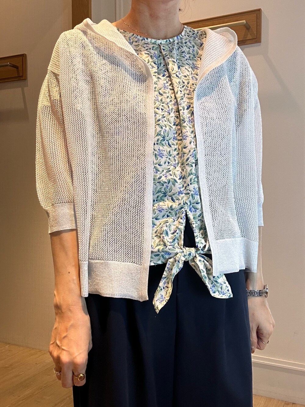 ブルー系のその他パンツ、グリーン系のシャツ/ブラウス、ベージュ系のカーディガン/ボレロを着用したレディースの春コーディネートの5枚目の写真