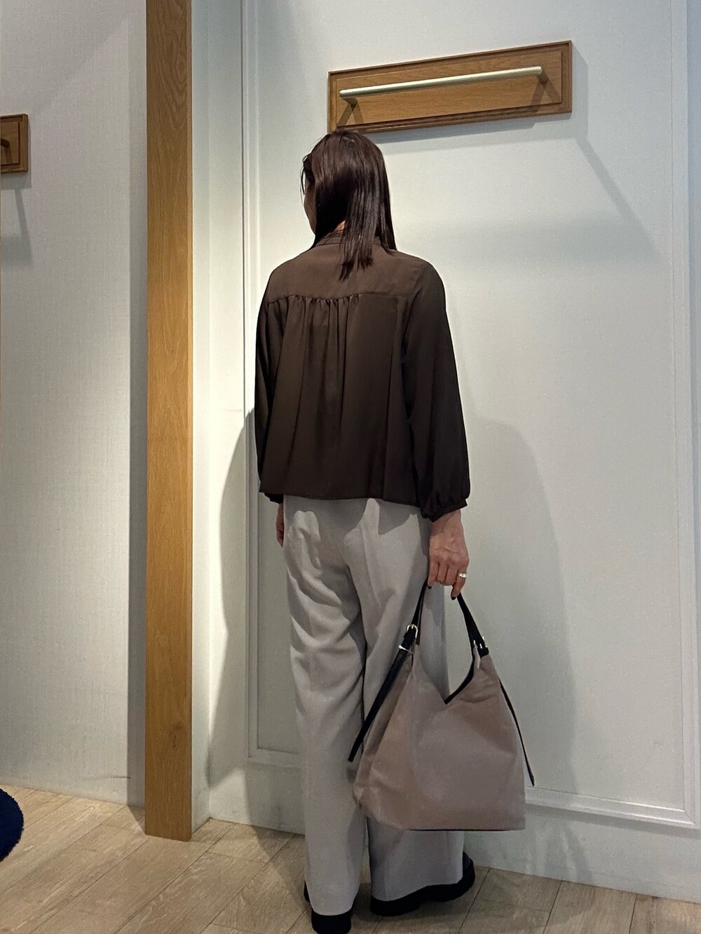 ブラウン系のシャツ/ブラウス、ベージュ系のその他パンツ、ベージュ系のトートバッグを着用したレディースの秋コーディネートの2枚目の写真