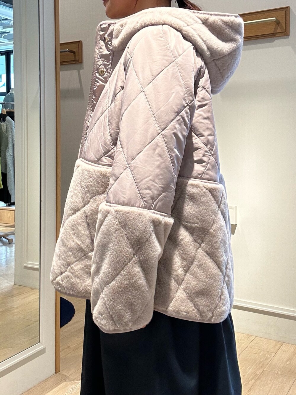 ベージュ系のブルゾン、グレー系のワンピースを着用したレディースの冬コーディネートの5枚目の写真