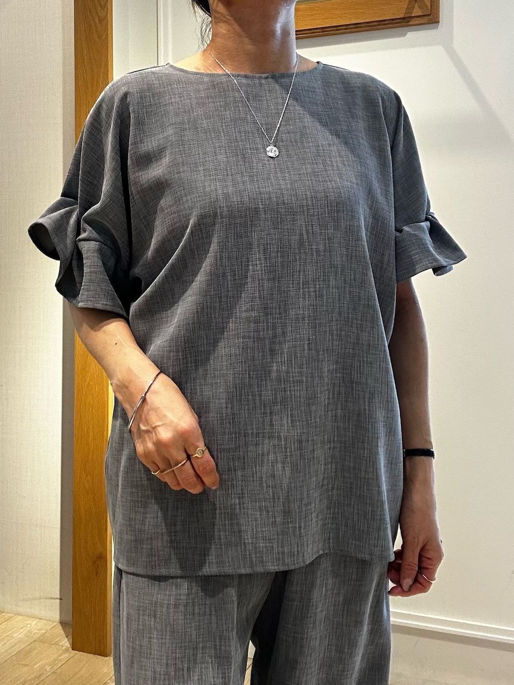 ブルー系のシャツ/ブラウス、ブルー系のその他パンツ、ホワイト系のブルゾンを着用したレディースの春コーディネートの6枚目の写真
