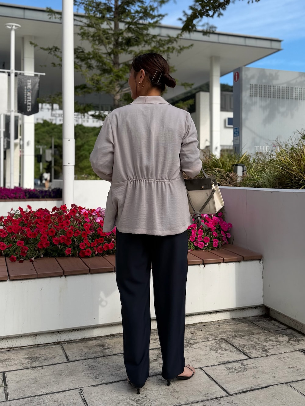 ベージュ系のテーラードジャケット、ブルー系のシャツ/ブラウス、ブルー系のその他パンツを着用したレディースの夏コーディネートの3枚目の写真