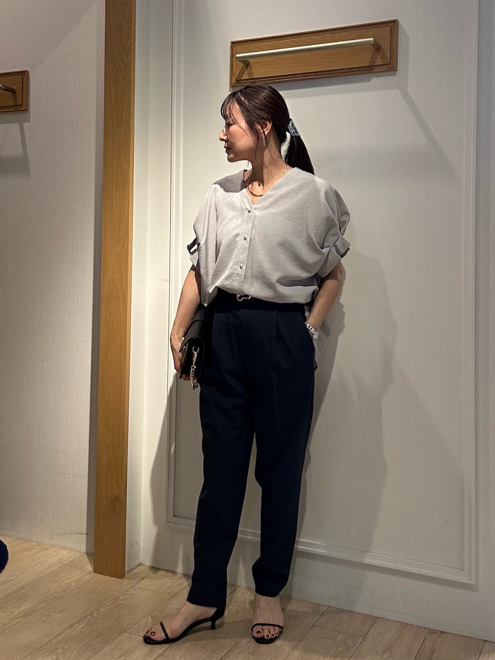 ベージュ系のシャツ/ブラウス、ブルー系のその他パンツ、ブラック系のショルダーバッグを着用したレディースの春コーディネートの2枚目の写真