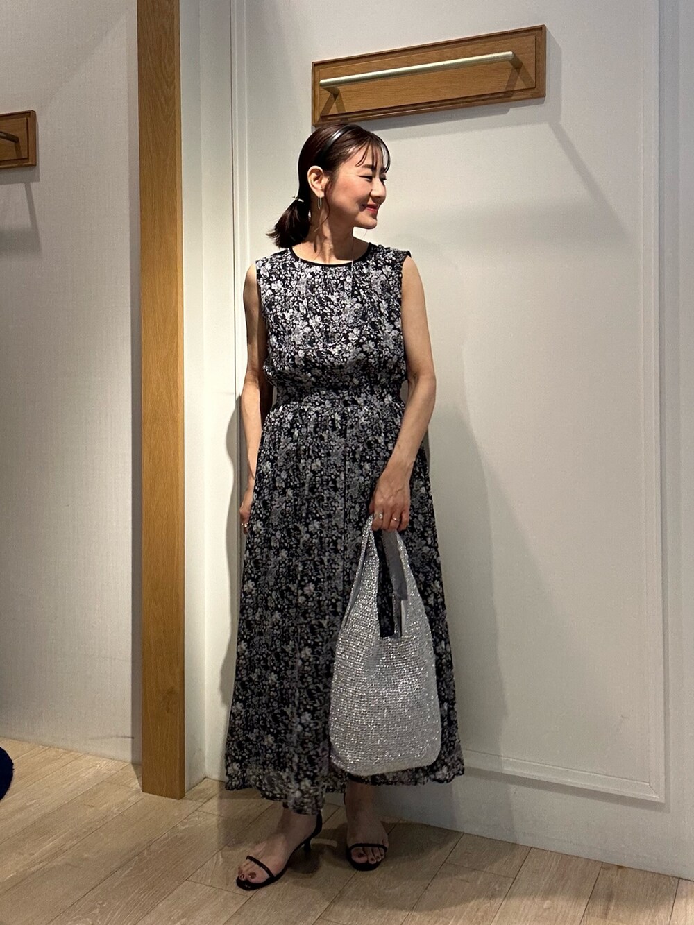 ブラック系のワンピース、ブラック系のノーカラージャケット、ブラック系のサンダルを着用したレディースの夏コーディネートの9枚目の写真