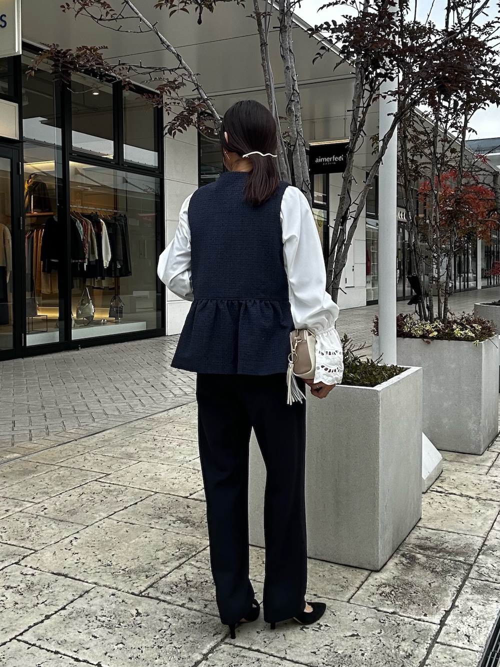 ブルー系のノーカラージャケット、ブルー系のその他パンツ、ホワイト系のシャツ/ブラウスを着用したレディースの冬コーディネートの3枚目の写真
