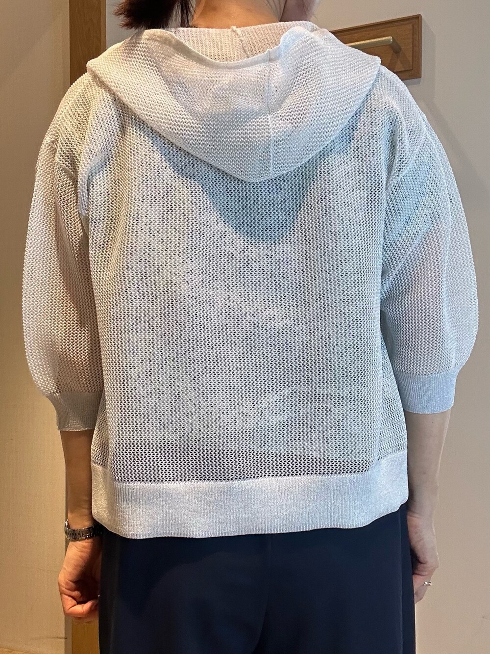 ブルー系のその他パンツ、グリーン系のシャツ/ブラウス、ベージュ系のカーディガン/ボレロを着用したレディースの春コーディネートの7枚目の写真