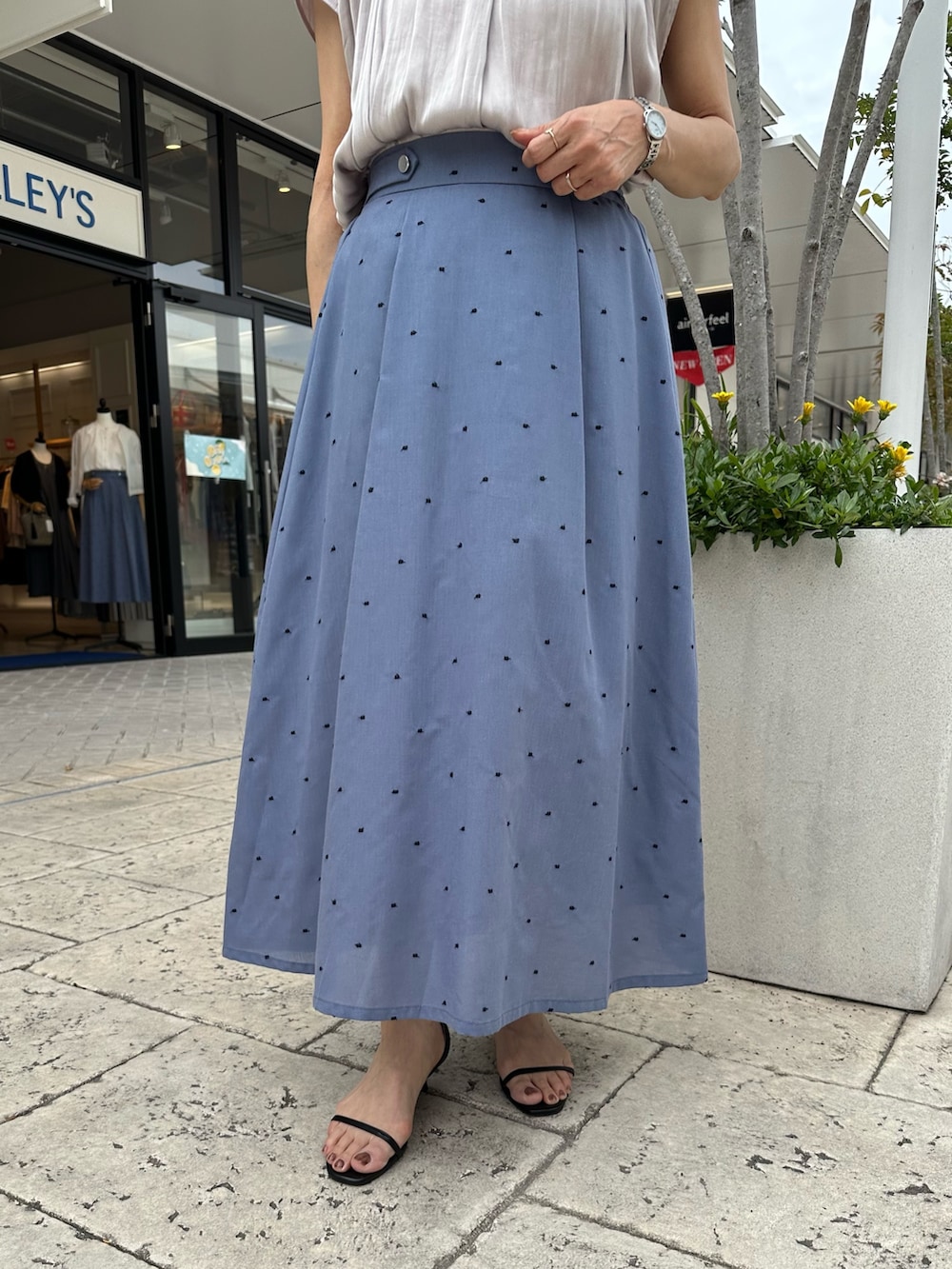 「サンダル、黒Tシャツ、低身長コーデ、春夏コーデ、大人カジュアルコーデ、楽チンコーデ、大人コーデ、夏、スカートコーデ、低身長女子、150cm台コーデ、大人カジュアル、大人ファッション、40代ファッション、ドットスカート」｜「fredy couleurのマチ付デザイン袖麻調カットT（Tシャツ/カットソー、ブラック系）」を使った、daimonさん（レディース・154cm）の夏コーディネートの9枚目の写真