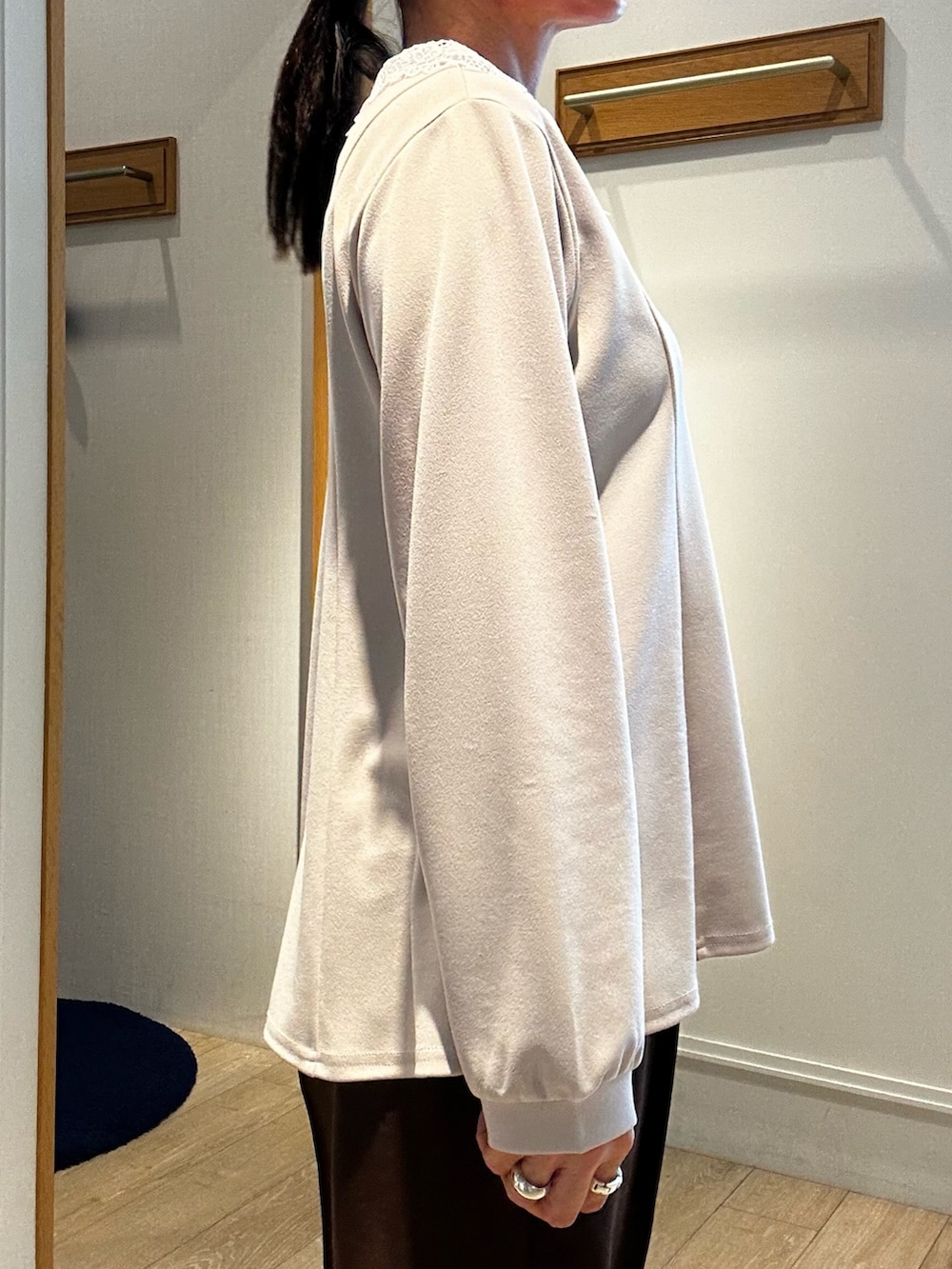 ブラック系のショルダーバッグ、ベージュ系のシャツ/ブラウス、ブラウン系のノーカラージャケットを着用したレディースの春コーディネートの5枚目の写真