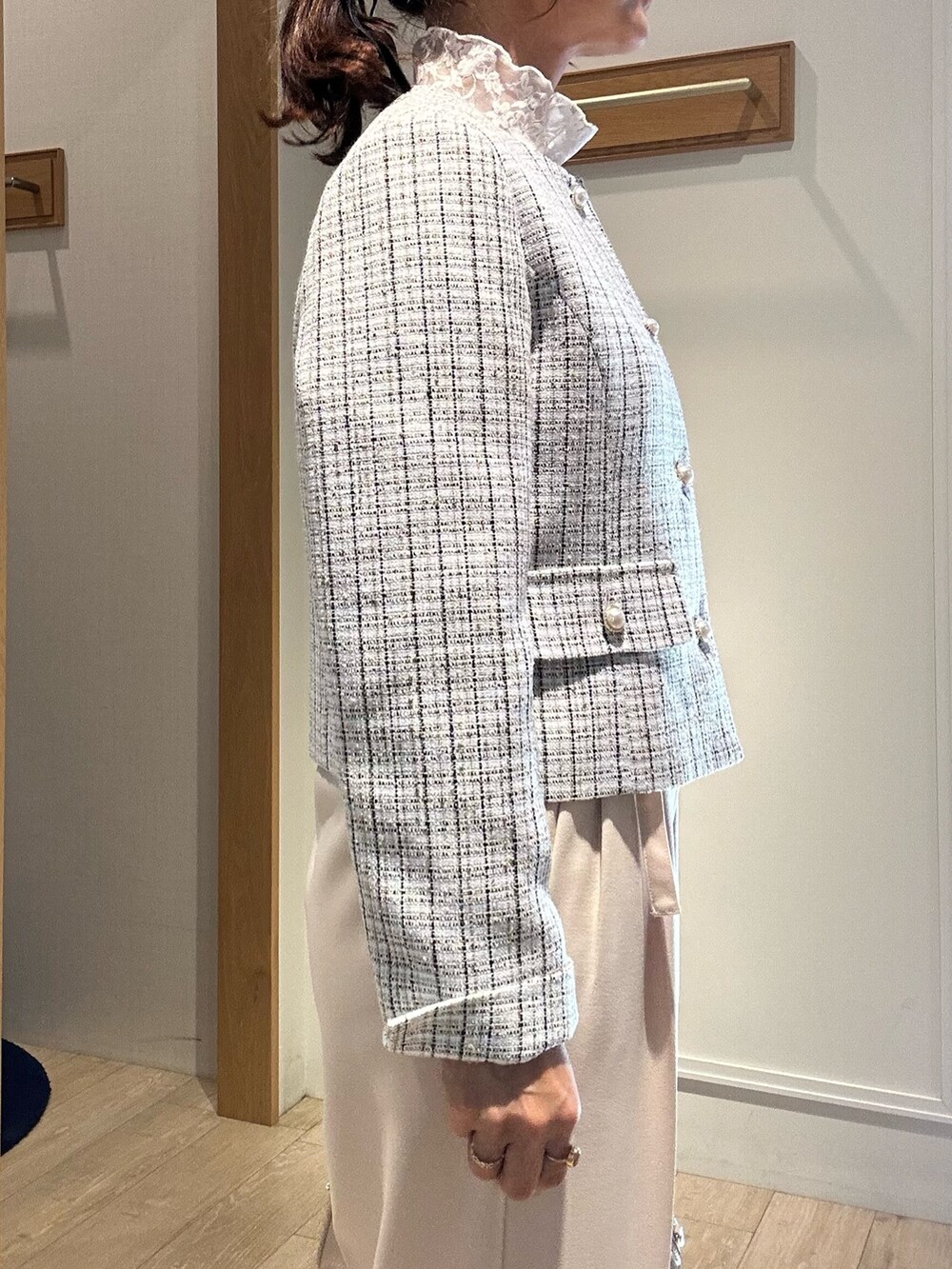 ホワイト系のノーカラージャケット、ブルー系のスカート、ホワイト系のTシャツ/カットソーを着用したレディースの冬コーディネートの7枚目の写真