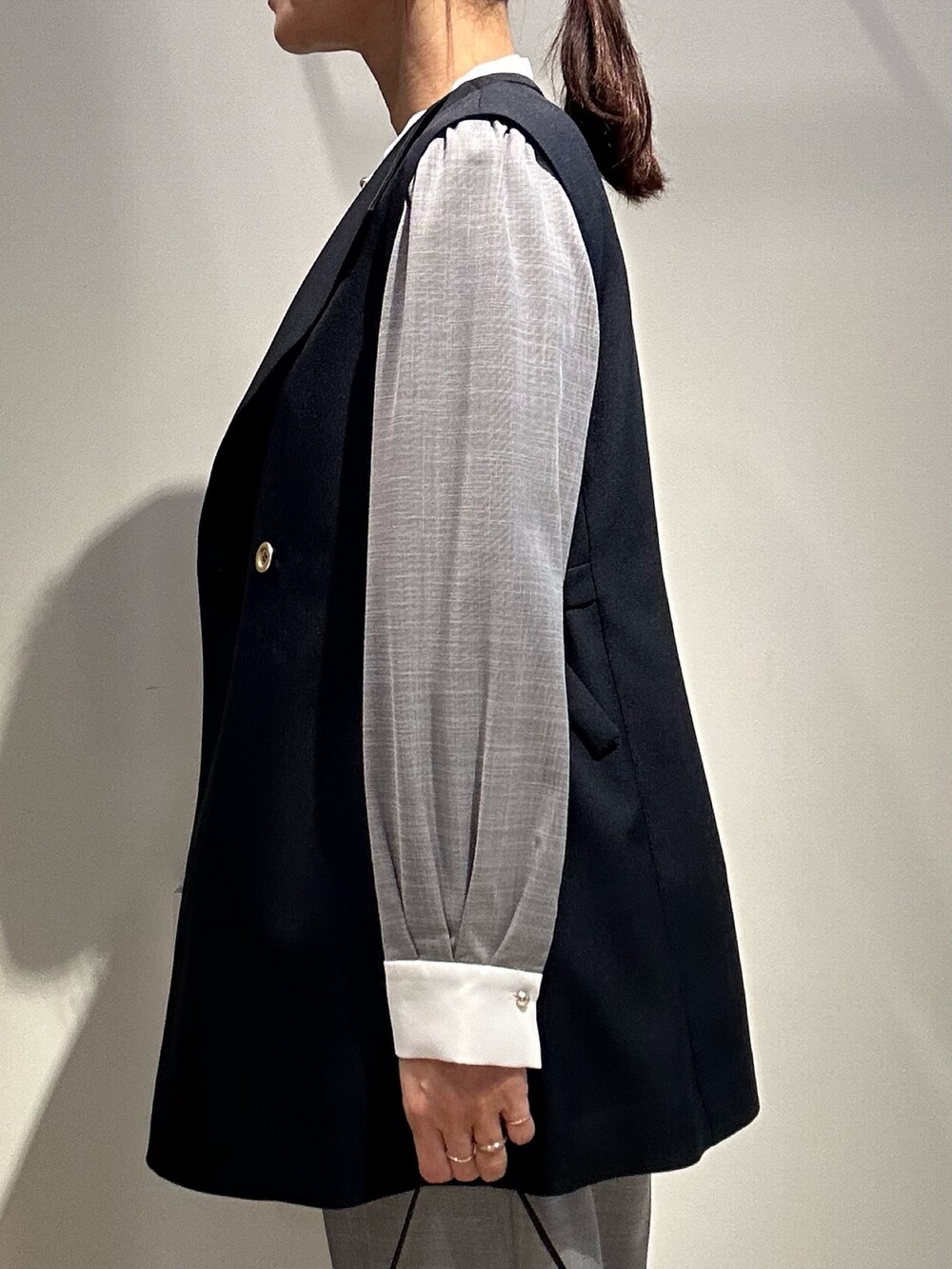 ブラック系のシャツ/ブラウス、ブラック系のその他パンツ、ブラック系のバッグを着用したレディースの冬コーディネートの5枚目の写真
