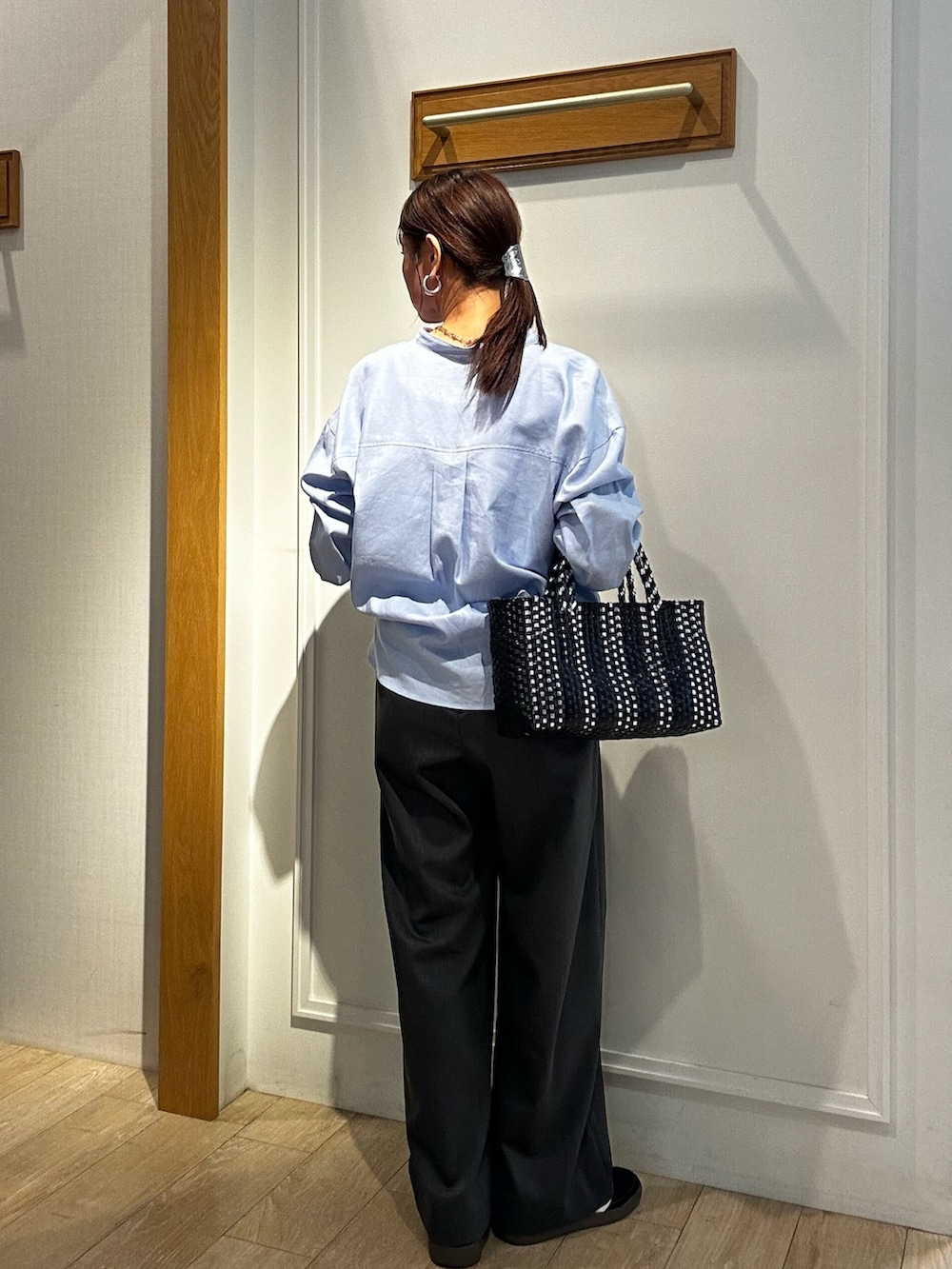 ブルー系のシャツ/ブラウス、グレー系のその他パンツ、ホワイト系のタンクトップを着用したレディースの春コーディネートの3枚目の写真