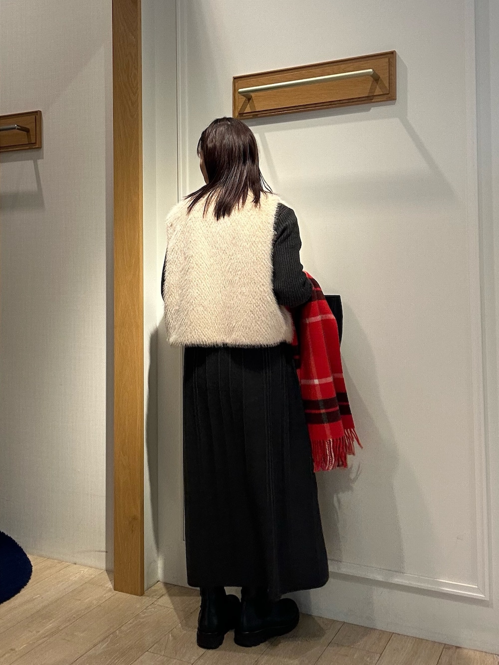 ブラック系のダウンジャケット/コート、ベージュ系のブルゾン、グレー系のワンピースを着用したレディースの冬コーディネートの10枚目の写真