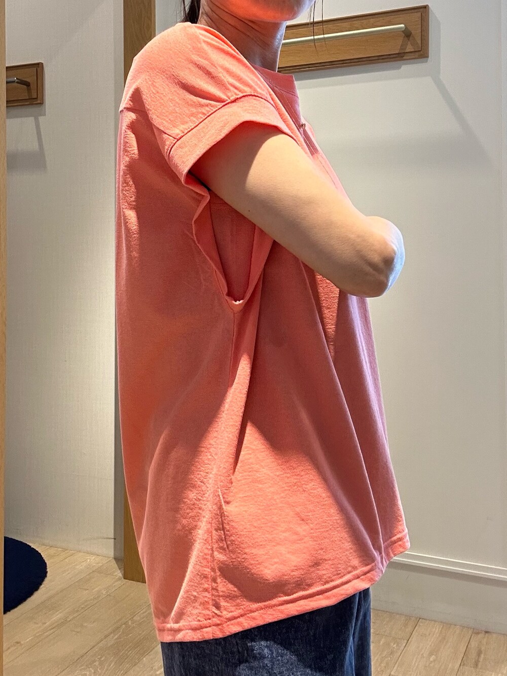 ブルー系のその他パンツ、ピンク系のTシャツ/カットソー、ホワイト系のノーカラージャケットを着用したレディースの夏コーディネートの10枚目の写真