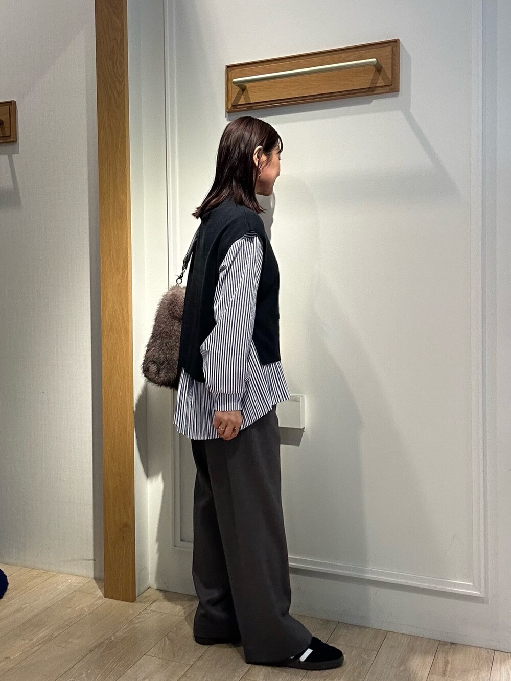 ブラック系のブルゾン、グレー系のその他パンツ、ブラック系のニット/セーターを着用したレディースの秋コーディネートの2枚目の写真